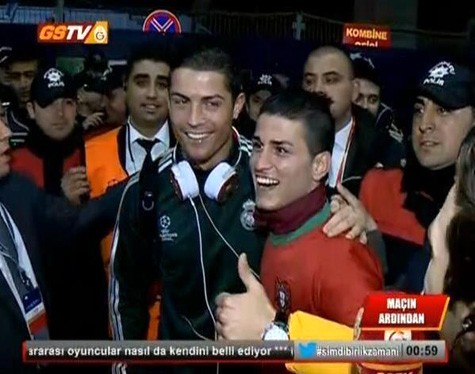 Ronaldo và Gokmen Akdogan.