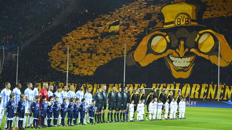 Một màn chào đón không mấy dễ chịu của CĐV Dortmund. Có bao nhiêu cầu thủ không sợ khi thấy nụ cười khủng khiếp và chiếc ống nhòm săm soi kiểu này.