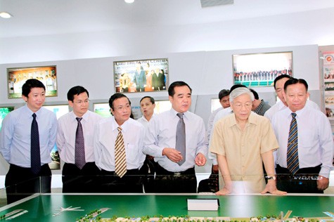Ông Bùi Văn Đức (thứ 3 từ trái sang) tiếp Tổng bí thư Nguyễn Phú Trọng đến thăm và làm việc tại Bình Dương.
