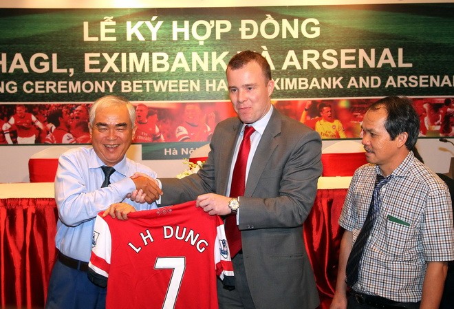 Ông Lê Hùng Dũng và bầu Đức tại Lễ ký kết hợp đồng đưa Arsenal sang Việt Nam. Ảnh: Quang Minh/Tuổi trẻ
