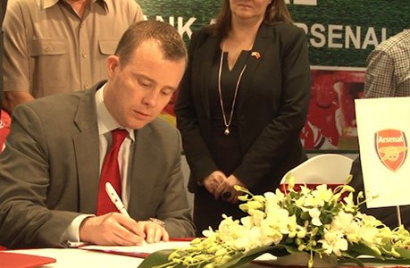 Ông Angus Kinnear ký hợp đồng đưa Arsenal sang Việt Nam.
