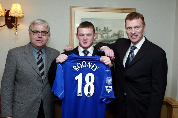 Wayne Rooney chính thức ký kết hợp đồng chuyên nghiệp với Everton, bên cạnh là David Moyes và chủ tịch Bill Kenwright (2003)