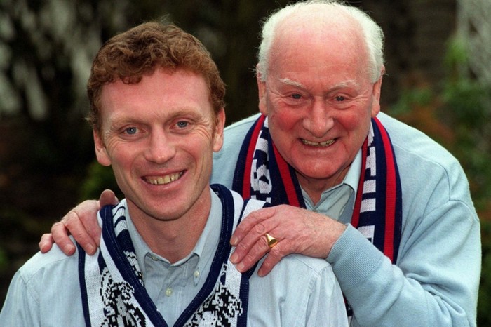 David Moyes và Tom Finney, huyền thoại của Preston trước trận đấu FA Cup với Everton, CLB sau này của Moyes dẫn dắt (2000)