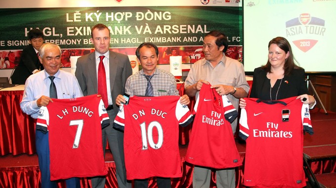Ông Lê Hùng Dũng và bầu Đức là hai người có tác động quan trọng nhất đưa Arsenal sang Việt Nam. Ảnh: Quang Minh/Tuổi trẻ