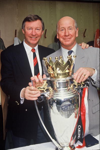 Sir Alex cùng Sir Bobby Charlton ăn mừng ngay trong phòng thay đồ ở Old Trafford sau trận hòa Conventry City.