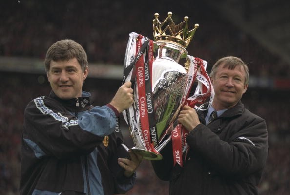 Sir Alex cùng trợ lý Brian Kidd nâng chiếc cúp vô địch lần thứ tư tại Old Trafford sau chiến thắng 2-0 trước West Ham.
