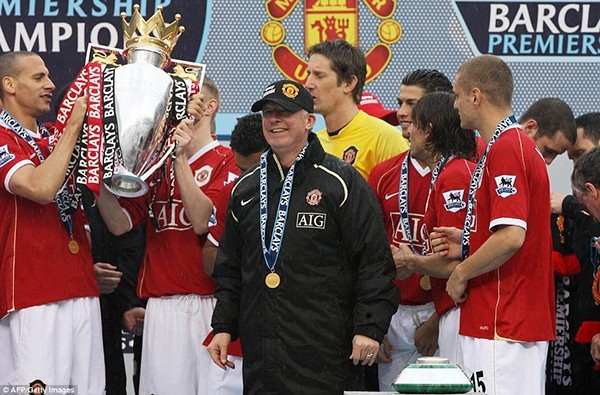 Chiếc cúp ngoại hạng Anh thứ 9 của Sir Alex Ferguson.