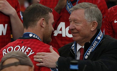 Alex Ferguson vỗ về Rooney.