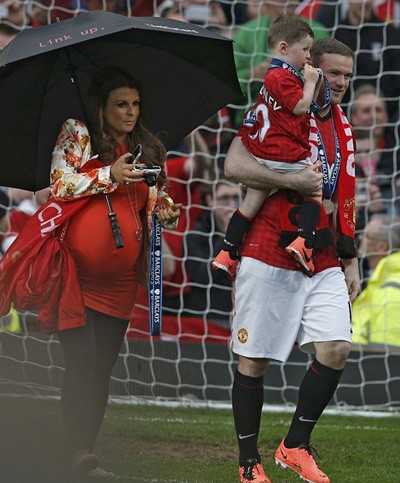 Gia đình Rooney ăn mừng.