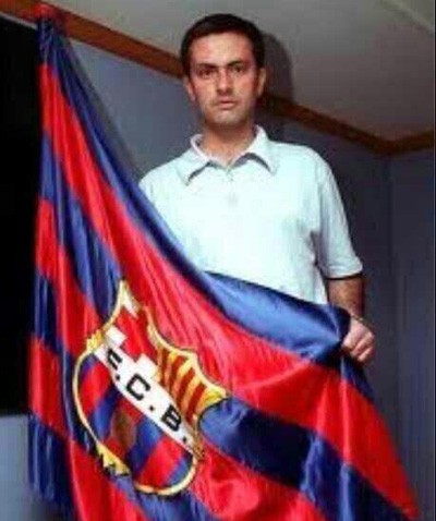 Mourinho và lá cờ Barca.