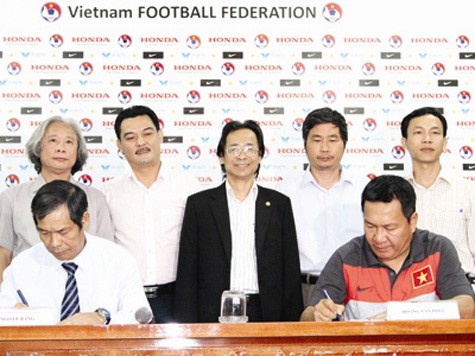 Lễ ký hợp đồng HLV trưởng ĐTQG giữa VFF và HLV Hoàng Văn Phúc (phải) không có sự hiện diện của những “yếu nhân” làng bóng VN cũng như cơ quan quản lý nhà nước về TDTT.