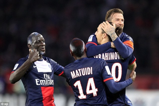 Beckham ăn mừng bàn thắng của Ibrahimovic.