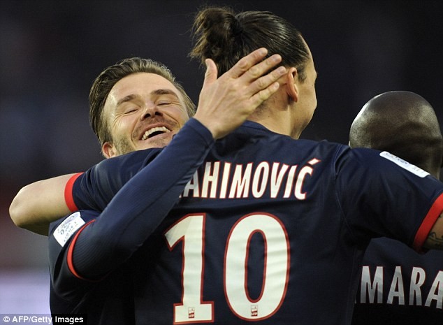 Beckham ăn mừng bàn thắng của Ibrahimovic.
