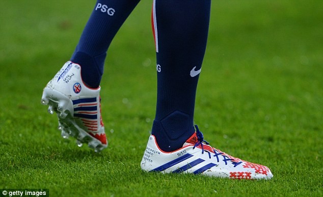 Đôi giày Adidas đặc biệt mà Beckham sử dụng trong trận này có ghi tên các con anh: Brooklyn, Romeo, Cruz, Seven Harper. Chiếc còn lại ghi số áo anh từng mặc trong suốt sự nghiệp: 7, 23 và 32.