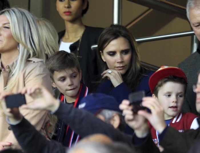 Vợ Beckham, cô nàng Victoria Adam cùng các con anh đã có mặt đông đủ tại Parc des Princes để cổ vũ cho anh.