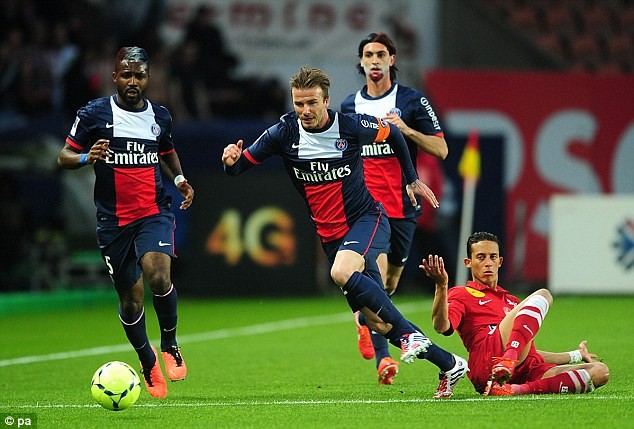 Beckham đi bóng qua các cầu thủ Brest.