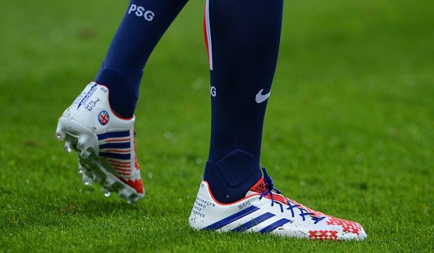 Beckham đeo đôi giày "độc" trong trận đấu cuối cùng.