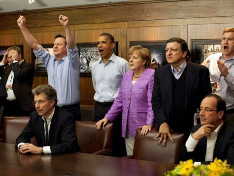 Thủ tướng Đức Angela Merkel và thủ tướng Anh David Cameron cùng nhau xem trận đấu chung kết Champions League 2012 giữa Bayern và Chelsea.
