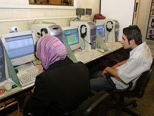 Nếu người sử dụng internet ở Iran truy cập vào Gmail, Google hay Facebook, trên màn hình sẽ hiện ra dòng chữ: “Theo các quy định về tội phạm máy tính, việc truy cập vào website này bị phủ nhận”