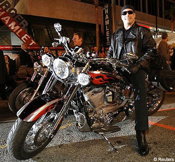 John Travolta hiện sở hữu cả một bộ sưu tập xe phân khối lớn, anh cũng khởi nghiệp với những vai diễn liên quan đến xe và vai “quái xế Danny Zukko” là một minh chứng.