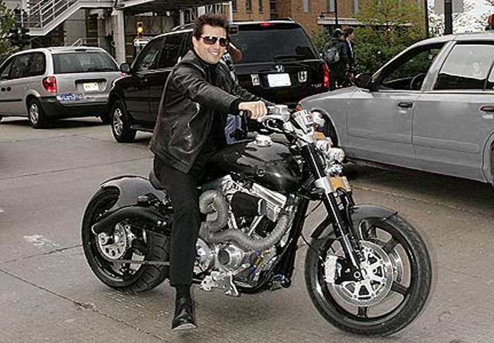Tom Cruise: Nam diễn viên trở nên nổi danh trên toàn thế giới khi cưỡi một chiếc Kawasaki Ninja trong bộ phim Top Gun. Theo đồn đại, Cruise là người Mĩ đầu tiên sở hữu chiếc Ducati nổi tiếng vào năm 2008.
