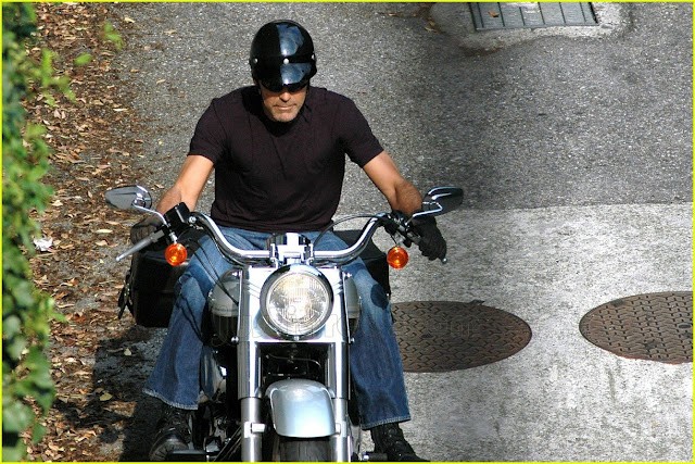 Vụ tai nạn gãy vài cái xương sườn năm 2007 cũng chẳng thể dập tắt đam mê môtô của George Clooney.Anh vẫn thường lái chiếc Harley-Davidson “cưng” của mình đi dạo ở Los Angeles.