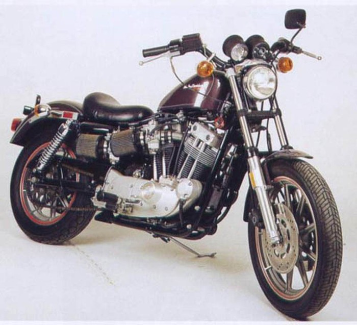 Sportster vốn đã là dòng sản phẩm “trụ cột” của Harley Davidson từ những năm 1957 khi mà hãng này giới thiệu dòng động cơ van trên XL mà hiện các biến thể của nó gồm những chiếc 883 và 1.200cc được coi là đại diện của dòng xế “cơ bắp” thay thế những dòng K Series trước đó. Trong lịch sử đầy thăng trầm của nó, Sportster sở hữu khá nhiều phiên bản đặc biệt chẳng hạn như những chiếc xe đua XLCR hay dòng XR1000 vốn đã quá nổi tiếng.