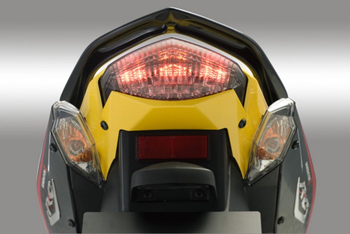 Đèn hậu vẫn theo phong cách thời trang của Yamaha, được đánh giá là đẹp hơn nhiều so với Air Blade phiên bản mới.