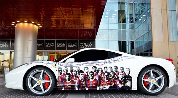Ferrari 458 Italia màu trắng của một fan FC Barcelona, đỗ trước Galeries Lafayette ở Dubai