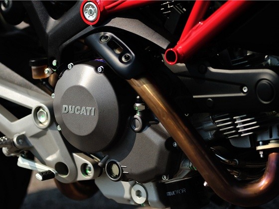 Ducati Monster sở hữu khối động cơ lên đến 803cc thừa hưởng từ đàn anh Monster 796 kiểu L-Twin Desmodromic. Khối động cơ này sở hữu công suất cực đại 87 mã lực tại vòng tua 8.250 vòng/phút, nhiều hơn mẫu xe 696 7 mã lực. Momen xoắn lớn nhất 78Nm tại 6.250 vòng/phút.