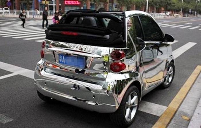Hãng mẹ Mercedes bán Smart tại Trung Quốc từ năm 2010 và không mấy thành công bởi ở đất nước đông dân nhất thế giới, một chiếc xe mini chỉ có 2 chỗ không phải là thứ hấp dẫn. Ngoài ra, Smart khá đắt, với giá bán khởi điểm khoảng 18.000 USD và đắt nhất là 35.500 USD cho bản Smart Brabus công suất 75 kW.
