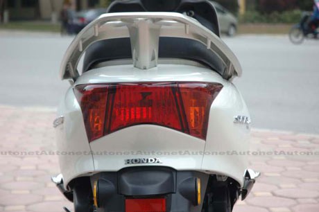 Cụm đèn hậu của Honda SCR110 rất lớn và có thiết kế như một ngôi sao bao bọc lấy phần đuôi xe giúp tăng độ an toàn khi vận hành trên đường.