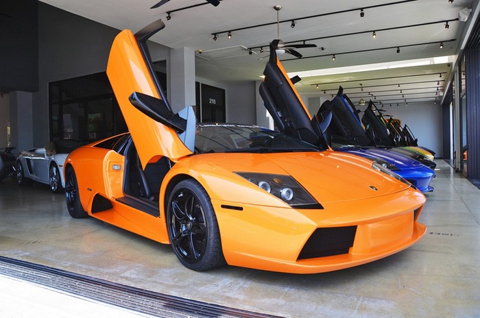 Những siêu xe này thuộc sở hữu của đại lí Lamborghini Newport Beach ở California