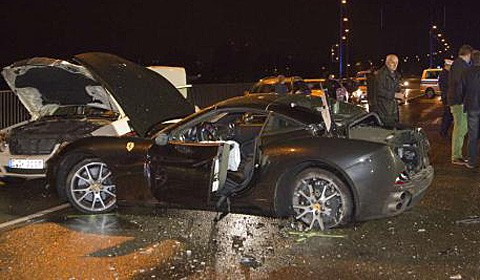 Chiếc Ferrari California "xấu số" với hiện trường vụ tai nạn thảm khốc.