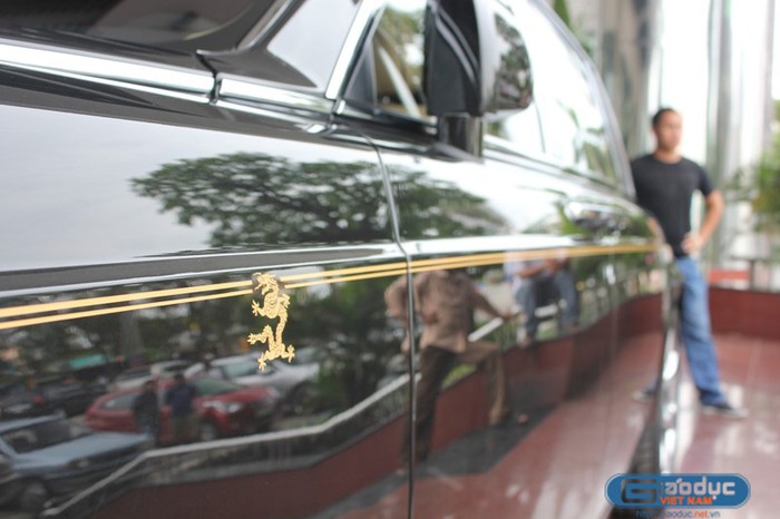 Phantom Rồng là dòng xe siêu sang đẳng cấp của Rolls-Royce vốn dĩ sản xuất dành riêng cho thị trường Trung Quốc nhưng đã có 4 chiếc cập bến Việt Nam (trong số 33 chiếc).