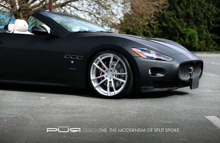 Màu đen mờ của thân xe tương phản hoàn hảo với những chi tiết ánh kim như bộ la- zăng màu bạc mang tên PUR 1NE.