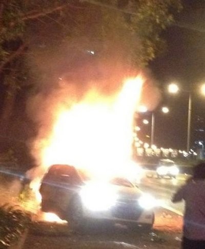 Chiếc BYD bị cháy rụi ngay sau khi va chạm với siêu xe