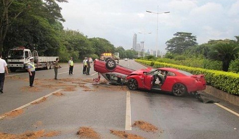 Siêu xe Nissan GT-R (bên phải) và chiếc taxi Volkswagen Santana bị lật ngửa giữa đường.