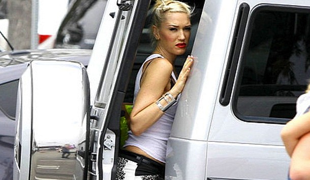 Gwen Stefani bị "kẹp kem" ngay tại cửa sau chiếc xế cưng của mình.