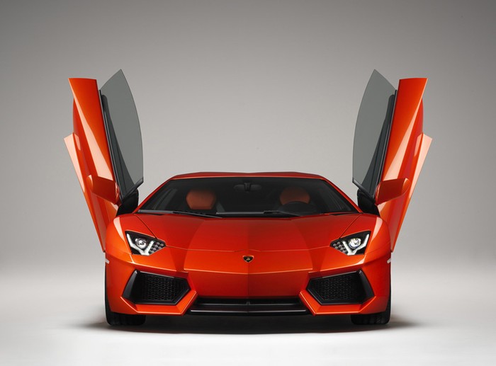 Cùng chiêm ngưỡng thêm những hình ảnh tuyệt đẹp khác của chú "bò" Lamborghini màu cam ở nước ngoài.