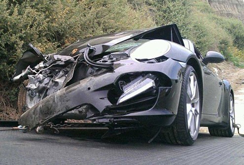Xe của Lohan bị hư hỏng toàn bộ phần đầu sau vụ va chạm.