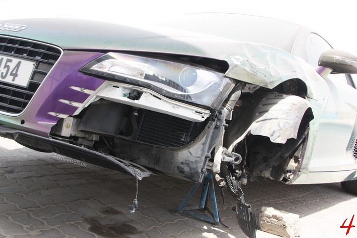 Chiếc Audi R8 bị mất một bánh bên trái sau tai nạn?