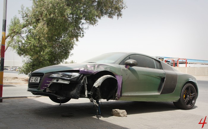Có vẻ như siêu xe R8 đã phải trải qua một tai nạn kinh hoàng.