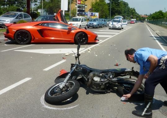 Siêu bò Lamborghini Aventador màu cam nát đầu sau tai nạn với xe máy.