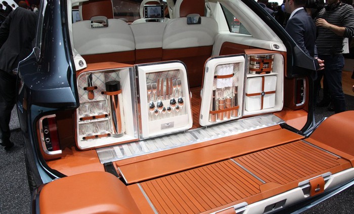 Nội thất của EXP Bentley 9 F SUV cực kì xa hoa, đắt tiền sang trọng như một khách sạn di động.