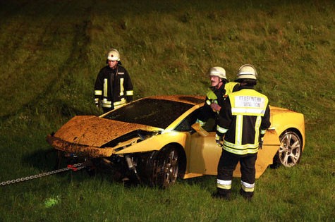 Chiếc Lamborghini Gallardo vỡ nát đang được các nhân viên cứu hộ kéo đi.