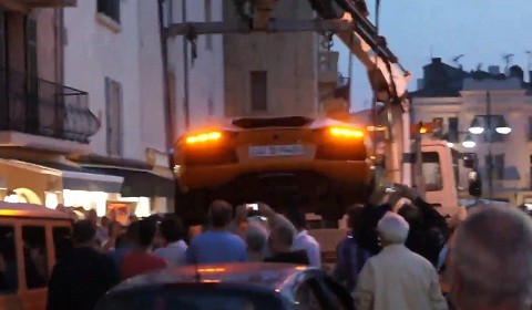 Siêu bò Lamborghini Aventador bị đưa về trụ sở sau khi đỗ nhầm chỗ.