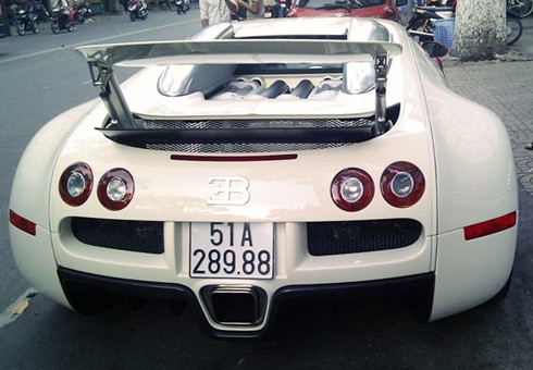 Dân chơi xe có “số má” ở Việt Nam luôn dành cho Minh một sự quý mến vì tính cách hòa đồng, kín tiếng dù là người sở hữu nhiều siêu xe cũng như kiến thức siêu xe. Bỏ ra hơn 2 triệu USD để đưa Bugatti Veron đời 2008 về là việc nằm trong khả năng để bổ sung vào bộ sưu tập siêu xe vốn là niềm đam mê của anh.