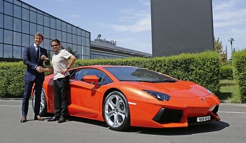 Giám đốc điều hành Lamborghini Stephan Winkelmann giao siêu xe Aventador LP700-4 cho Hans Scheidecker.