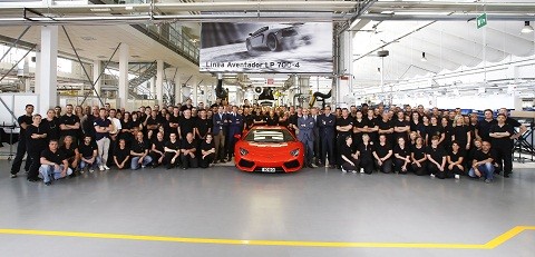 Siêu xe Lamborghini Aventador LP700-4 thứ 1.000 chụp ảnh "kỉ niệm" với nhân viên Lamborghini.